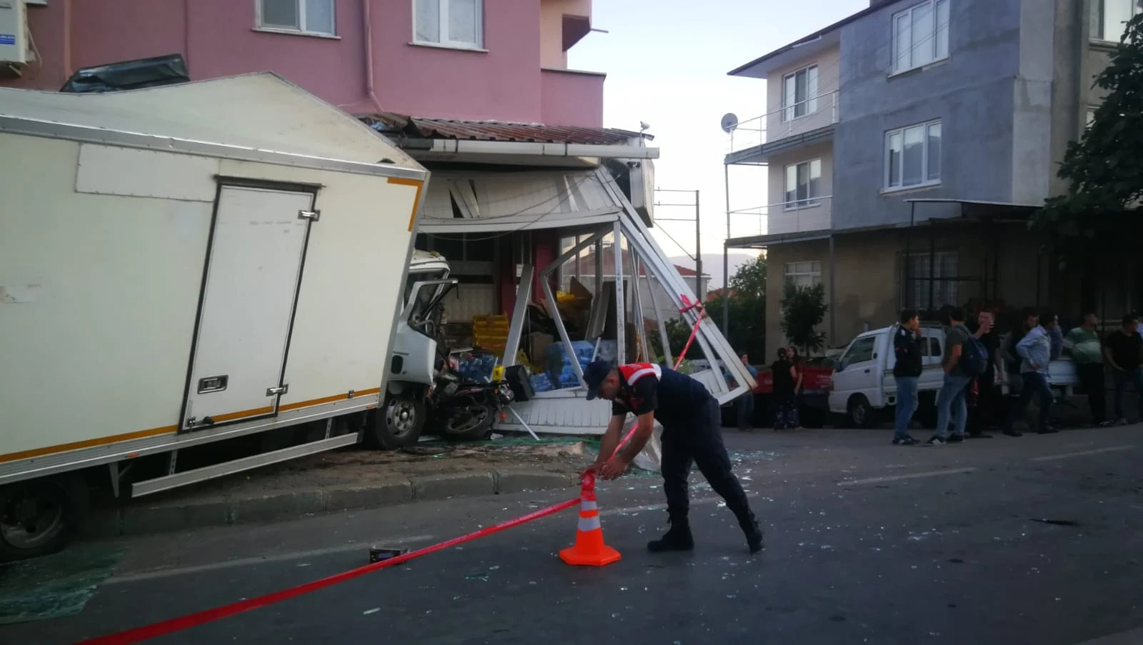 Kamyon yol kenarında bekleyen 5 kişiye çarpıp markete daldı